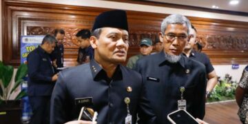 KUA-PPAS 2026 Disepakati, Gubernur Jateng Prioritaskan Swasembada Pangan 14 Gubernur Jateng Ahmad Luthfi didampingi Sekda Jateng Sumarno menjelaskan perihal program prioritas pada 2026 usai rapat paripurna Penandatanganan Nota Kesepakatan Rancangan KUA PPAS, Kamis, 20 November 2025. (Humas Pemprov Jateng/Lingkarjateng.id)