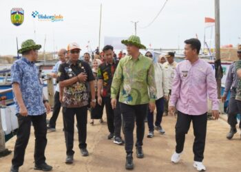 Bupati Jepara Witiarso Utomo saat melaksanakan program Bupati Ngantor di Desa tahap II di Desa Nyamuk, Kamis, 6 November 2025. (Pemkab Jepara/Lingkarjateng.id)