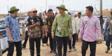 Jepara Segera Operasikan 4 Bus Rute Karimunjawa-Kemujan, Ini Kata Mas Wiwit 4 Bupati Jepara Witiarso Utomo saat melaksanakan program Bupati Ngantor di Desa tahap II di Desa Nyamuk, Kamis, 6 November 2025. (Pemkab Jepara/Lingkarjateng.id)