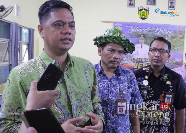 Bupati Jepara Witiarso Utomo memberikan keterangan terkait rencana pembukaan rute kapal ke Kemujan dalam rangka memperluas akses wisata ke Pulau Karimunjawa, Kamis, 6 November 2025. (Humas Pemkab Jepara/Lingkarjateng.id)