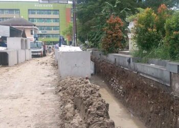 Pemkab Pati Gelontorkan Rp 2,3 Miliar Bangun Drainase dan Trotoar di Kayen 31 Pembangunan drainase di depan RSUD Kayen, Pati. (Lingkarnews Network)