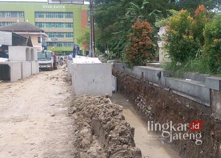 Pemkab Pati Gelontorkan Rp 2,3 Miliar Bangun Drainase dan Trotoar di Kayen 25 Pembangunan drainase di depan RSUD Kayen, Pati. (Lingkarnews Network)