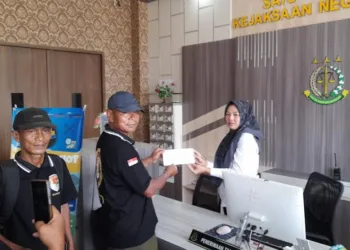 Warga Nolokerto Ramai-ramai Datangi Kantor Kejari Kendal, Ada Apa? 29 Warga Nolokerto, Kecamatan Kaliwungu menyerahkan surat ke kantor Kejaksaan Negeri Kendal, Senin, 3 November 2025. (Anik Kustiani/Lingkarjateng.id)