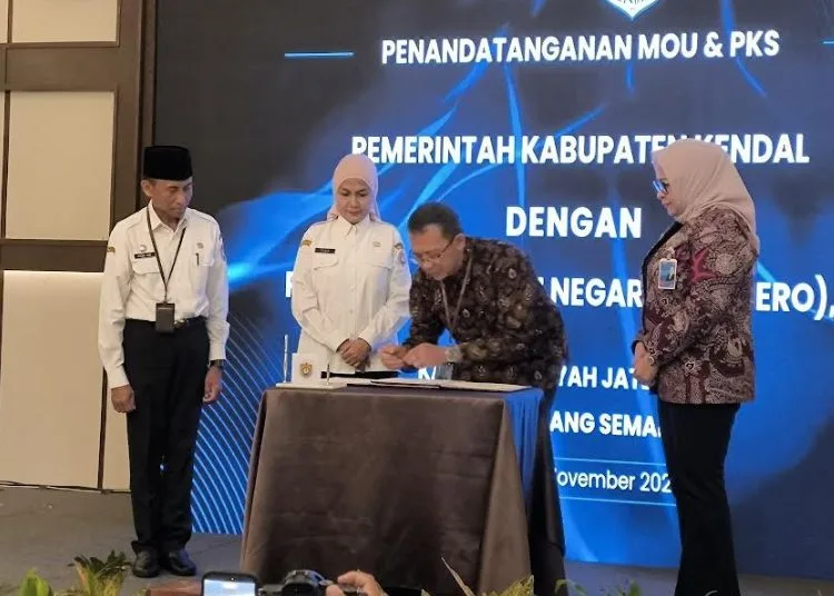 Dukung Program 3 Juta Rumah, Pemkab Kendal Jalin Kerjasama dengan Perbankan 25 Bupati Kendal, Dyah Kartika Permanasari didampingi Kepala Disperkim Nurhasyim melakukan MoU dengan BTN terkait program nasional 3 juta rumah untuk MBR. (Dok. Pribadi/Lingkarjateng.id)