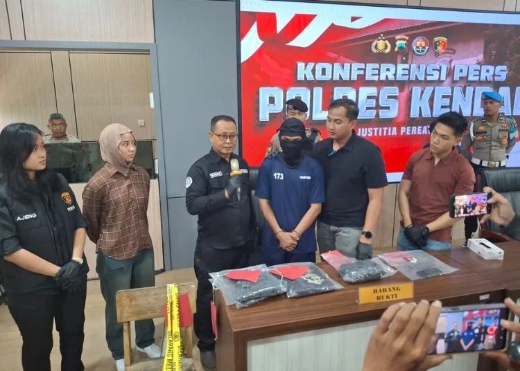 Pukul ODGJ hingga Tewas, Seorang Pemuda di Kendal Terancam 7 Tahun Bui 25 Pelaku pembunuhan ODGJ dihadirkan saat konferensi pers di Aula Polres Kendal Kamis, 6 November 2025. (Unggul Priambodo/Lingkarjateng.id)