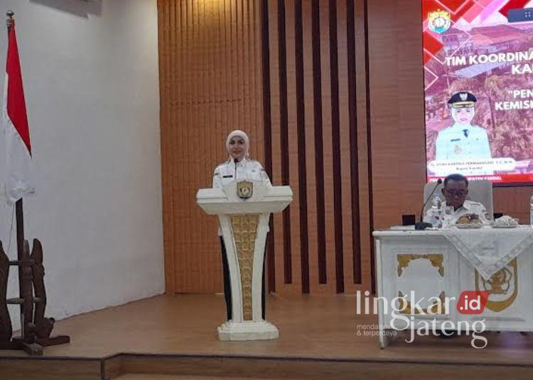Bupati Kendal saat membuka rakor TKPK Kabupaten Kendal tahun 2025 di Gedung Abdi Praja Setda Kendal, Rabu, 12 November 2025. (Anik Kustiani/Lingkarjateng.id)