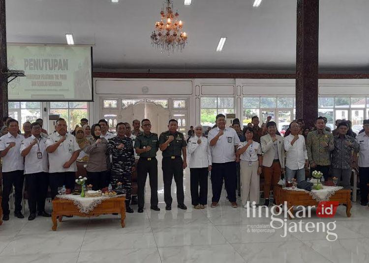 Bupati Kendal, Dyah Kartika Permanasari foto bersama sejumlah tamu kehormatan dalam acara penutupan Binlat Karir Kedinasan di Pendopo Tumenggung Bahurekso Setda Kendal, Rabu 12 November 2025. (Anik Kustiani/Lingkarjateng.id)