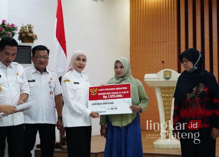 Bupati Kendal, Dyah Kartika Permanasari saat menyalurkan bantuan kepada KPM, Kamis, 13 November 2025. (Anik Kustiani/Lingkarjateng.id)