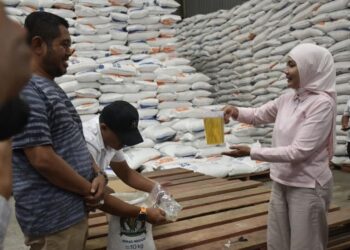 Bupati Kendal Dyah Kartika Permanasari didampingi Kepala Dinas Pertanian dan Pangan Kendal, Pandu Rapriat saat melakukan kunjungan di Bulog Sumberejo Kecamatan Kaliwungu, Jumat 14 November 2025 memastikan bantuan beras dan minyak goreng aman dan layak dikonsumsi. (Anik Kustiani/Lingkarjateng.id)