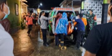 Penemuan Mayat Pria di Boja Kendal Diselidiki Polisi, Kondisinya Mengenaskan 4 Proses evakuasi seorang warga Perumahan Sabrina, Desa Kliris, Kecamatan Boja yang ditemukan tewas dalam kondisi mengenaskan, Jumat 14 November 2025. (Dok. Pribadi/Lingkarjateng.id)