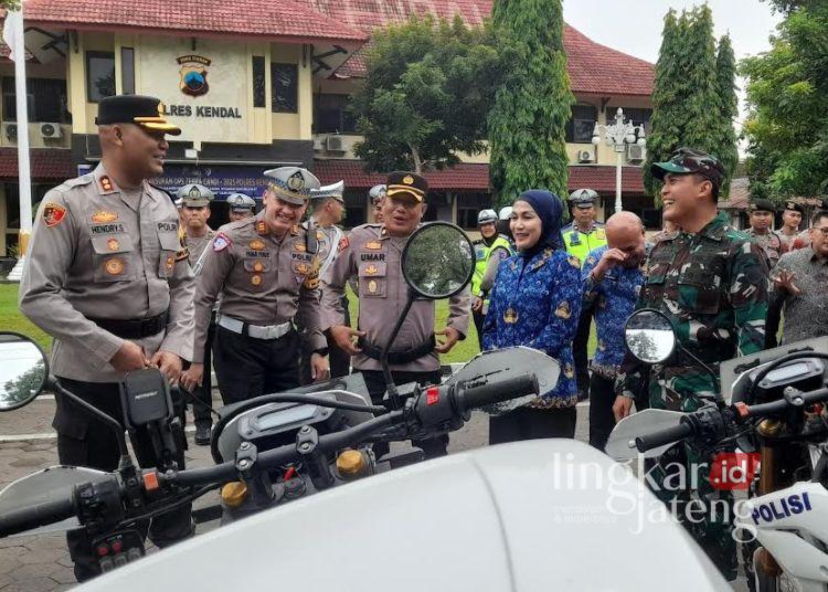 Operasi Zebra 2025 di Kendal, Diharap Tekan Pelanggaran dan Kecelakaan 25 Kapolres Kendal, AKBP Hendry Susanto Sianipar bersama Bupati Kendal, Dyah Kartika Permanasari dan rombongan melakukan pengecekan kendaraan, Senin, 17 November 2025. (Anik Kustiani/Lingkarjateng.id)