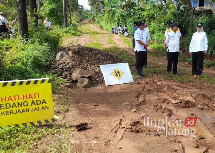 Bupati Kendal Siapkan Pembangunan Jalan Beton Mulyosari-Damarjati 25 Bupati Kendal, Dyah Kartika Permanasari didampingi Kepala DPUPR Kabupaten Kendal, Sudaryanto meninjau ruas jalan Desa Mulyosari - Damarjati di Kecamatan Sukorejo, Rabu, 19 November 2025. (Anik Kustiani/Lingkarjateng.id)