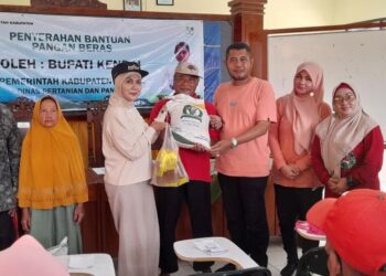 Bupati Kendal, Dyah Kartika Permanasari menyerahkan bantuan pangan beras dan minyak goreng kepada warga Kelurahan Banyutowo, Jumat 21 November 2025. (Anik Kustiani/Lingkarjateng.id)