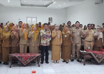 Sosialisasikan Anti Korupsi, Inspektorat Kendal Undang ASN Secara By Name 26 Foto bersama kegiatan sosialisasi anti korupsi berdama Bupati Kendal, Dyah Kartika Permanasari, Senin, 24 November 2025. (Anik Kustiani/Lingkarjateng.id)