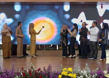 Bupati Kendal membuka acara pelatihan digital marketing dan uji kompetensi di Pendopo Tumenggung Bahurekso Setda Kendal, Senin, 24 November 2025. (Anik Kustiani/Lingkarjateng.id)