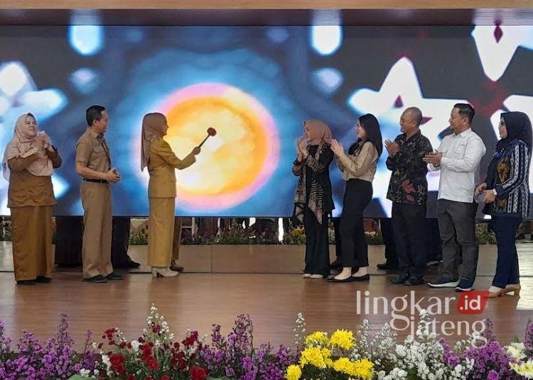 Pemkab Kendal Dorong Kompetensi Pelaku UMKM Lewat Pelatihan Digital Marketing 25 Bupati Kendal membuka acara pelatihan digital marketing dan uji kompetensi di Pendopo Tumenggung Bahurekso Setda Kendal, Senin, 24 November 2025. (Anik Kustiani/Lingkarjateng.id)