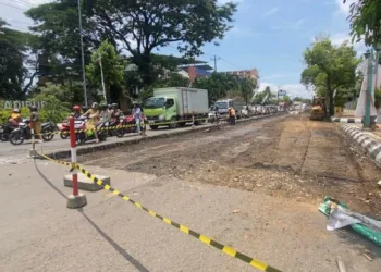 Pengerjaan Jalan R. Agil Kusumadya Kudus, Selasa, 4 November 2025. (Mohammad Fahtur Rohman/Lingkarjateng.id)