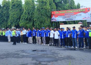 Kegiatan Apel Akbar Kebangsaan Buruh Tahun 2025 yang digelar di Halaman Sentra Pelayanan Terpadu Polres Kudus, Selasa, 11 November 2025. (Nisa Hafizhotus S/Lingkarjateng.id)