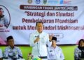 Bupati Kudus Sam’ani Intakoris saat menghadiri kegiatan Bimtek PGRI dengan tema “Strategi dan Simulasi Mendalam untuk Menghindari Miskonsepsi” di Aula Korwilcam Dawe, Rabu, 12 November 2025. (Nisa Hafizhotus S/Lingkarjateng.id)