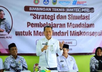 Bupati Kudus Sam’ani Intakoris saat menghadiri kegiatan Bimtek PGRI dengan tema “Strategi dan Simulasi Mendalam untuk Menghindari Miskonsepsi” di Aula Korwilcam Dawe, Rabu, 12 November 2025. (Nisa Hafizhotus S/Lingkarjateng.id)