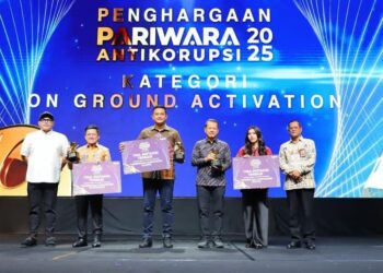 Kudus Sabet Penghargaan dari KPK, Kampanye Nyata Antikorupsi Tuai Apresiasi 25 Bupati Kudus Sam’ani Intakoris bersama Wakil Bupati Bellinda Birton saat menerima Pariwara Antikorupsi & ACFFEST 2025 untuk kategori Media On Ground Activation di Graha Bhakti Budaya, kawasan Taman Ismail Marzuki, Jumat, 28 November 2025. (Dok. for Lingkarjateng.id)