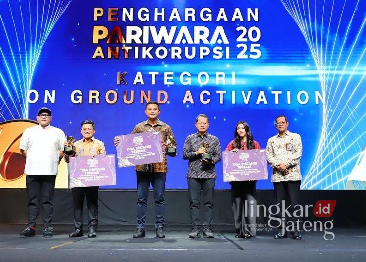 Kudus Sabet Penghargaan dari KPK, Kampanye Nyata Antikorupsi Tuai Apresiasi 25 Bupati Kudus Sam’ani Intakoris bersama Wakil Bupati Bellinda Birton saat menerima Pariwara Antikorupsi & ACFFEST 2025 untuk kategori Media On Ground Activation di Graha Bhakti Budaya, kawasan Taman Ismail Marzuki, Jumat, 28 November 2025. (Dok. for Lingkarjateng.id)