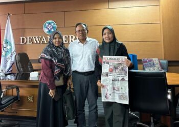 Di Tengah Disrupsi Media, Ketua Dewan Pers Puji Koran Lingkar: Masih Bisa Eksis! 25 Perjumpaan Direktur Koran Lingkar Heny Susilowati bersama Pemimpin Redaksi Lingkar TV Nailin RA dengan Ketua Dewan Pers, Prof. Komaruddin Hidayat saat menghadiri acara Pengukuhan Pengurus JMSI periode 2025–2030. (Lingkarnews Network)