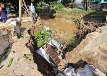 Kondisi bantaran Sungai Widodaren di Desa Ketitangwetan, Kecamatan Batangan, Kabupaten Pati yang longsor usai diterjang banjir, Minggu, 2 Novemver 2025. (Lingkar Network)