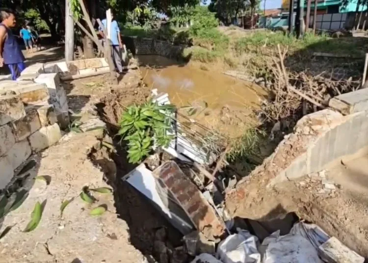 Usai Banjir, Belasan Rumah di Bantaran Sungai Widodaren Pati Terancam Longsor 25 Kondisi bantaran Sungai Widodaren di Desa Ketitangwetan, Kecamatan Batangan, Kabupaten Pati yang longsor usai diterjang banjir, Minggu, 2 Novemver 2025. (Lingkar Network)