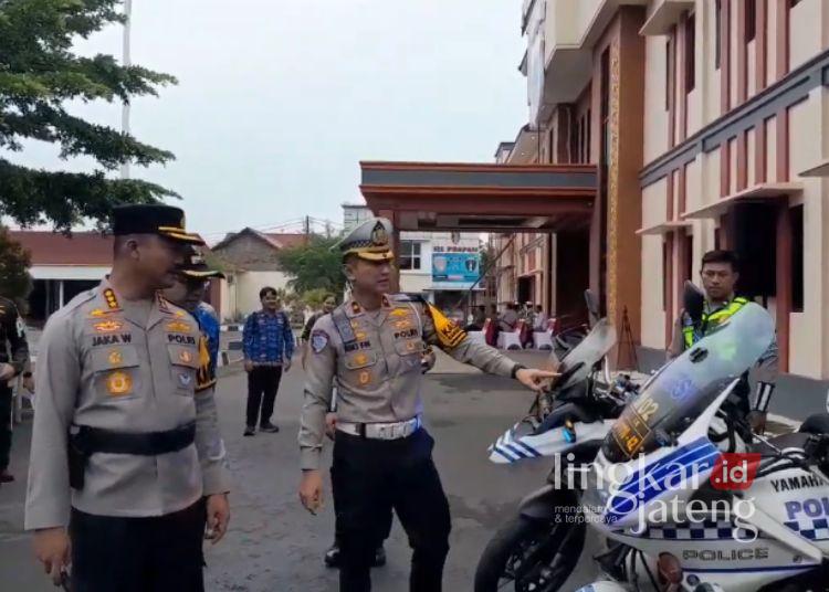 Operasi Zebra Candi Dimulai, Polisi Fokus Tekan Angka Kecelakaan di Pati 25 Kapolresta Pati Kombes Pol Jaka Wahyudi melakukan pengecekan kendaraan personil usai apel gelar pasukan dalam rangka Operasi Zebra Candi 2025, Senin, 17 November 2025. (Lingkarnews Network)