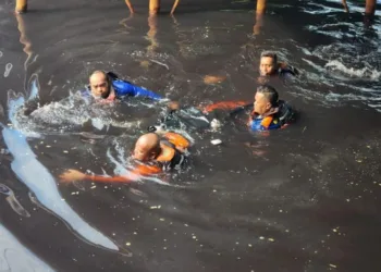 Tragis! Wanita Lompat dari Jembatan Loji, Ditemukan Tewas di Sungai Pekalongan 27 Petugas gabungan saat mengevakuasi jasad wanita yang melompat dari Jembatan Loji ke aliran Kali Loji, Sabtu, 1 November 2025. (Polres Pekalongan/Lingkarjateng.id)