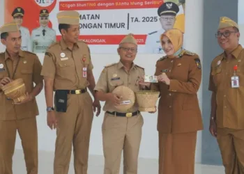 Wakil Wali Kota Pekalongan, Balgis Diab, secara simbolis memasukkan uang ke wadah Ceting Bambu saat peluncuran gerakan Cegah Stunting dengan Bantu Mung Seribu di Aula Kecamatan Pekalongan Timur, Senin, 3 November 2025. (Fahri Akbar/Lingkarjateng.id)