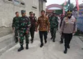 TMMD di Setono Pekalongan Rampung, Bangun Jalan Tahan Banjir Sepanjang 244,5 Meter 27 Jajaran TNI, Polri, dan Pemerintah Kota Pekalongan meninjau langsung hasil pengecoran jalan di RW 01 Kelurahan Setono usai penutupan TMMD Sengkuyung Tahap IV Tahun 2025, Kamis, 6 November 2025. (Fahri Akbar/Lingkarjateng.id)