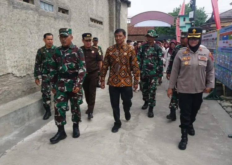 Jajaran TNI, Polri, dan Pemerintah Kota Pekalongan meninjau langsung hasil pengecoran jalan di RW 01 Kelurahan Setono usai penutupan TMMD Sengkuyung Tahap IV Tahun 2025, Kamis, 6 November 2025. (Fahri Akbar/Lingkarjateng.id)