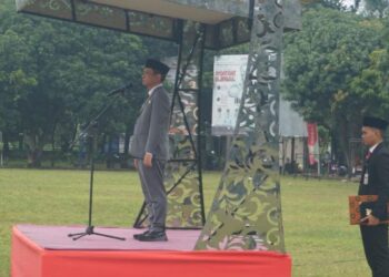 Wali Kota Pekalongan, Achmad Afzan Arslan Djunaid memimpin upacara peringatan Hari Sumpah Pemuda dan Hari Pahlawan di Lapangan Mataram, Senin, 10 November 2025. (Fahri Akbar/Lingkarjateng.id)