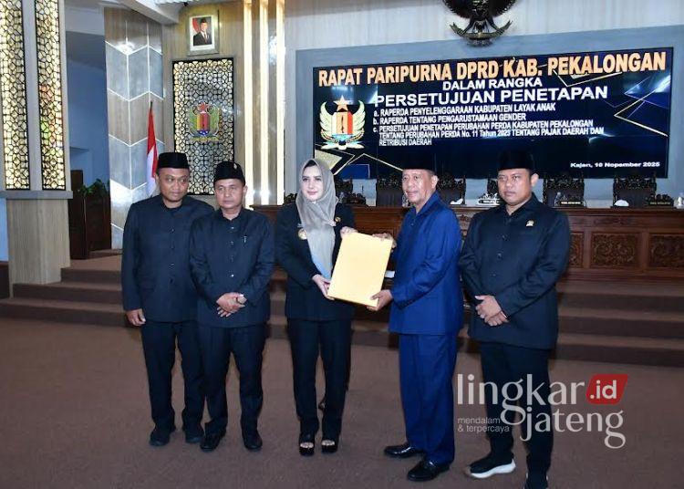 3 Raperda Disepakati, Bupati Pekalongan Harap Perkuat Tata Kelola Pemerintahan 25 Bupati Pekalongan Fadia Arafiq menyerahkan berkas berita acara persetujuan bersama tiga Raperda kepada pimpinan DPRD Kabupaten Pekalongan dalam Rapat Paripurna di ruang rapat paripurna DPRD, Senin, 10 November 2025. (Fahri Akbar/Lingkarjateng.id)
