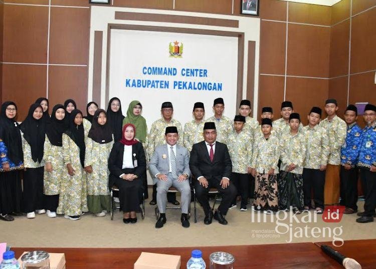 Wabup Pekalongan Lepas 18 Kafilah MTQH Jateng, Diharap Maksimalkan Doa dan Usaha 25 Wakil Bupati Pekalongan Sukirman melepas secara resmi kafilah MTQH Kabupaten Pekalongan yang akan berlaga di tingkat Provinsi Jawa Tengah 2025, Senin, 10 November 2025. (Fahri Akbar/Lingkarjateng.id)