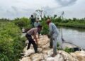 Tanggul Sungai Silempeng Pekalongan Jebol, Tim Gabungan Lakukan Penanganan Darurat 34 Tim gabungan TNI-Polri bersama warga bergotong royong menutup tanggul Sungai Silempeng yang jebol di Desa Depok, Kecamatan Siwalan, Kabupaten Pekalongan, Kamis, 13 November 2025. (Dok. Polres Pekalongan/Lingkarjateng.id)