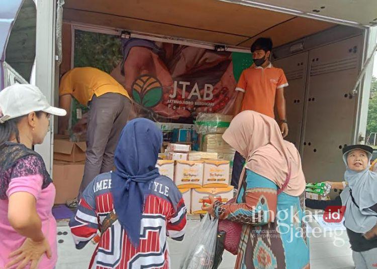 Operasi Pasar Murah di Kota Pekalongan Hadirkan Beragam Pangan Lokal Harga Murah 25 Sejumlah warga antusias mengunjungi stan penjual produk pangan non-padi dalam gelaran Operasi Pasar dan Gerakan Pangan Murah di Lapangan Mataram, Kota Pekalongan, Jumat, 14 November 2025. (Fahri Akbar/Lingkarjateng.id)