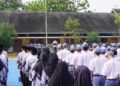 HUT ke-80 PGRI di Pekalongan, Guru Diingatkan Lengkapi Sertifikasi Pendidik 29 Suasana khidmat upacara HUT ke-80 PGRI dan Hari Guru Nasional di SMKN 3 Pekalongan, Selasa, 25 November 2025. (Fahri Akbar/Lingkarjateng.id)