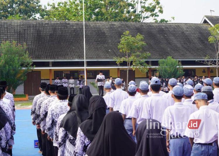 Suasana khidmat upacara HUT ke-80 PGRI dan Hari Guru Nasional di SMKN 3 Pekalongan, Selasa, 25 November 2025. (Fahri Akbar/Lingkarjateng.id)
