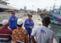 Personel Ditpolairud Polda Jateng memberikan imbauan keselamatan kepada nelayan di Dermaga TPI Nusantara, Kota Pekalongan. (Fahri Akbar/Lingkarjateng.id)