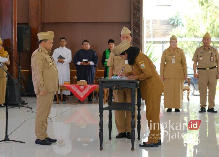 4 Pejabat Pemkab Semarang Dilantik, Bupati Tekankan Profesional dan Integritas 25 Bupati Semarang, Ngesti Nugraha saat melantik empat pejabat baru di lingkungan Pemkab Semarang yang digelar di Pendopo Rumah Dinas Bupati Semarang, Ungaran, Senin, 24 November 2025. (Dok. Diskominfo Kabupaten Semarang/Lingkarjateng.id)