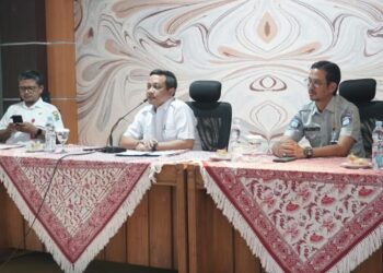 Wali Kota Pekalongan, Achmad Afzan Arslan Djunaid (tengah) saat menghadiri Rakor OPSEN dan BBNKB di Aula BPKAD Kota Pekalongan, Rabu, 26 November 2025. (Fahri Akbar/Lingkarjateng.id)