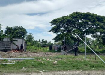 Tampak para tukang tengah mendirikan tiang penyangga kios di tempat relokasi sementara pedagang pasar Rembang kota, Sabtu, 22 November 2025. (Muhammad Faalih/Lingkarjateng.id)