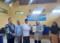 Bupati Harno didampingi Camat Rembang dan Kepala BPN Rembang menyerahkan sertifikat tanah dari program PTSL kepada warga Desa Ngotet di Balai Desa Ngotet, Kamis, 27 November 2025. (Muhammad Faalih/Lingkarjateng.id)