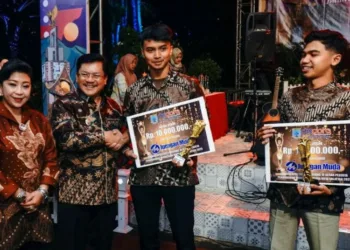 Wali Kota Salatiga Robby Hernawan bantuan modal kepada wirausaha muda pemenang program JARKOM MABAR di Rumah Dinas Wali Kota, Senin malam, 3 November 2025. (Dok.Prokompim Setda Salatiga/Lingkarjateng.id)