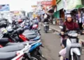 Sejumlah warga beraktivitas di kawasan Jalan Jenderal Sudirman yang menjadi kawasan jantung perekonomian Kota Salatiga. (Angga Rosa/Lingkarjateng.id)