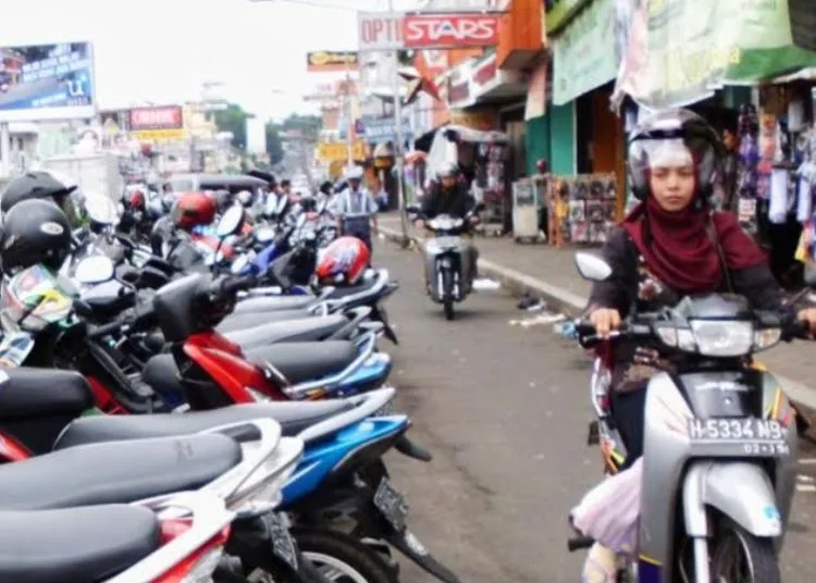 Sejumlah warga beraktivitas di kawasan Jalan Jenderal Sudirman yang menjadi kawasan jantung perekonomian Kota Salatiga. (Angga Rosa/Lingkarjateng.id)