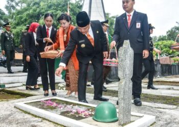 Peringati Hari Pahlawan, Wali Kota Robby Tabur Bunga di TMP Dharma Salatiga 26 Wali Kota Salatiga Robby Hernawan melakukan prosesi tabur bunga di Taman Makam Pahlawan (TMP) Dharma Kota Salatiga, Senin, 10 November 2025. (Dok.Prokompim Setda Salatiga/Lingkarjateng.id)